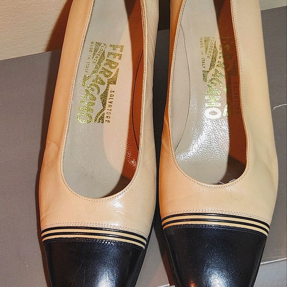 COPY - Ferragamo Two tone pump - Picture 1 of 6